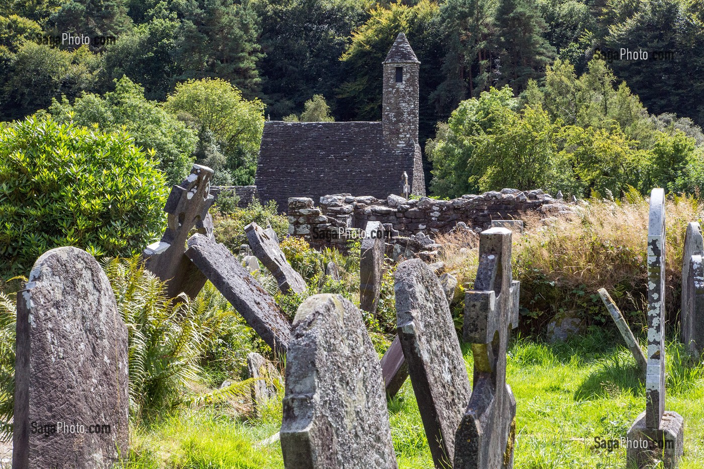 PIERRES TOMBALES ET EGLISE SAINT KEVIN, RUINES DE L'ANCIEN MONASTERE DE GLENDALOUGH ETABLI AU VI EME SIECLE DETRUIT EN 1398 PAR LES ANGLAIS, COMTE DE WICKLOW, IRLANDE 