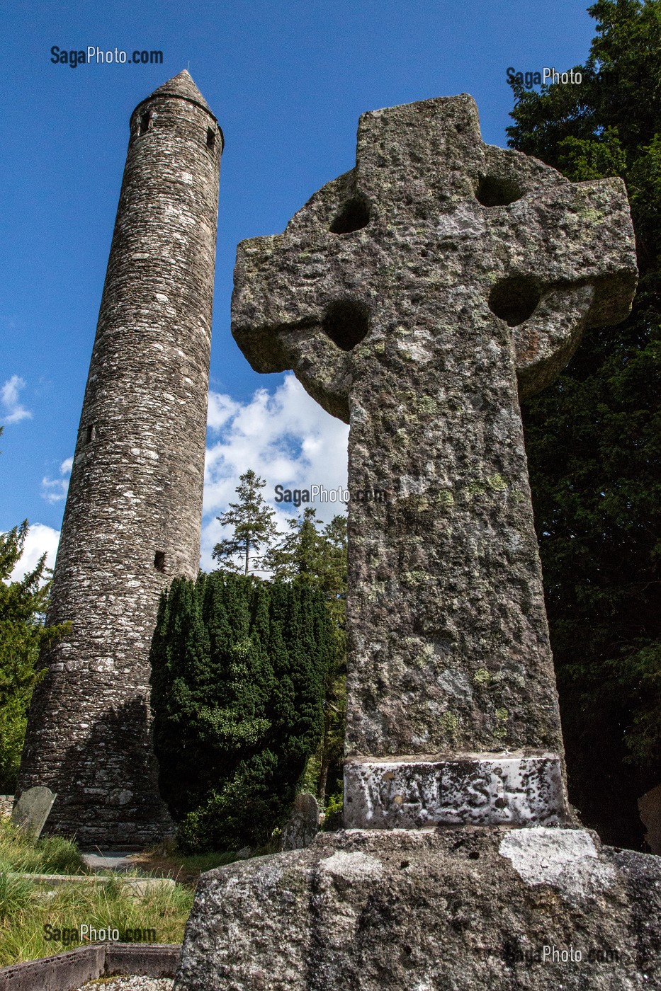 TOUR RONDE HAUTE DE 33 METRES ET CROIX CELTIQUE, RUINES DE L'ANCIEN MONASTERE DE GLENDALOUGH ETABLI AU VI EME SIECLE PAR SAINT KEVIN ET DETRUIT EN 1398 PAR LES ANGLAIS, COMTE DE WICKLOW, IRLANDE 