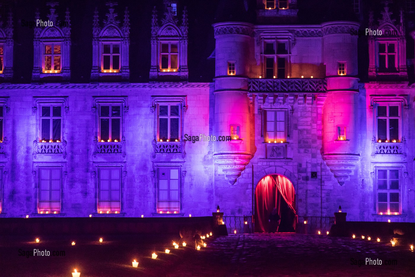 FACADE ECLAIREE ET BOUGIES POUR L'ALLEE DU CHATEAU, SPECTACLE DU FABULEUX NOEL DU CHATEAU DE MAINTENON, ANIMATION PAR 800 BENEVOLES, EURE-ET-LOIR (28), FRANCE 