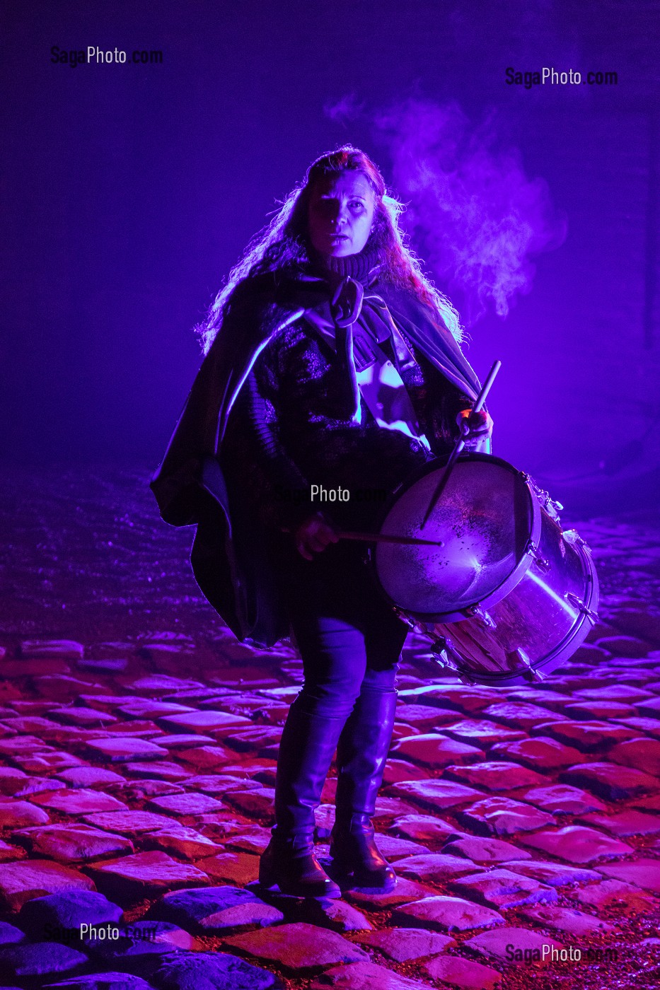 TROUBADOUR POUR ACCUEILLIR LES SPECTATEURS EN MUSIQUE, SPECTACLE DU FABULEUX NOEL DU CHATEAU DE MAINTENON, ANIMATION PAR 800 BENEVOLES, EURE-ET-LOIR (28), FRANCE 