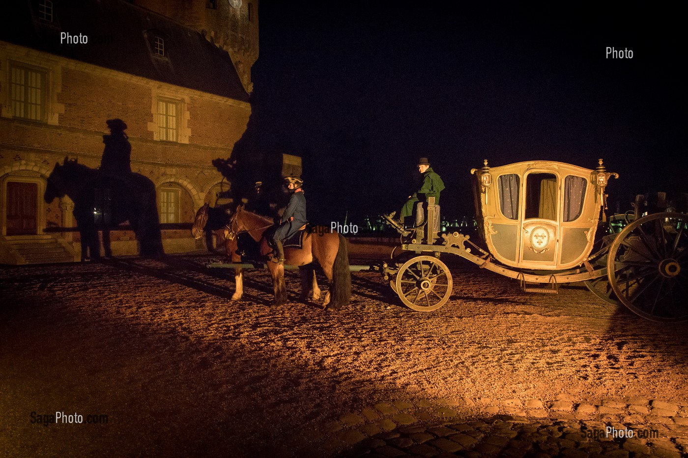 CARROSSE DANS LA COUR D'HONNEUR, SPECTACLE DU FABULEUX NOEL DU CHATEAU DE MAINTENON, ANIMATION PAR 800 BENEVOLES, EURE-ET-LOIR (28), FRANCE 