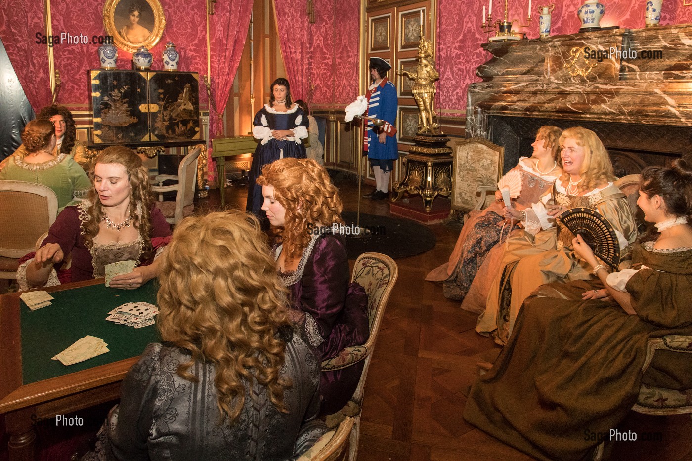 RECEPTION DANS LE SALON A LA COUR DU ROI LOUIS XIV AVEC MADAME DE MAINTENON, SPECTACLE DU FABULEUX NOEL DU CHATEAU DE MAINTENON, ANIMATION PAR 800 BENEVOLES, EURE-ET-LOIR (28), FRANCE 