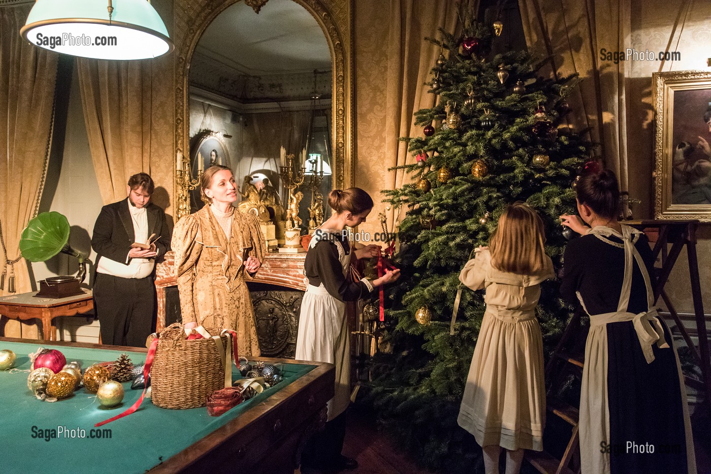 DUC PAUL DE NOAILLES (HERITIER DU CHATEAU) ET SA FAMILLE PREPARANT LE SAPIN DE NOEL VIENNOIS, SPECTACLE DU FABULEUX NOEL DU CHATEAU DE MAINTENON, ANIMATION PAR 800 BENEVOLES, EURE-ET-LOIR (28), FRANCE 