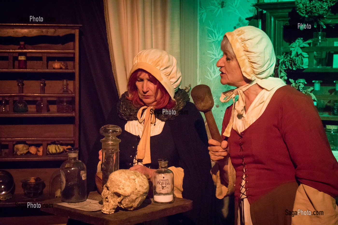 SORCIERES DANS L'ATELIER DES POTIONS, PREPARATION DE POISONS, SPECTACLE DU FABULEUX NOEL DU CHATEAU DE MAINTENON, ANIMATION PAR 800 BENEVOLES, EURE-ET-LOIR (28), FRANCE 