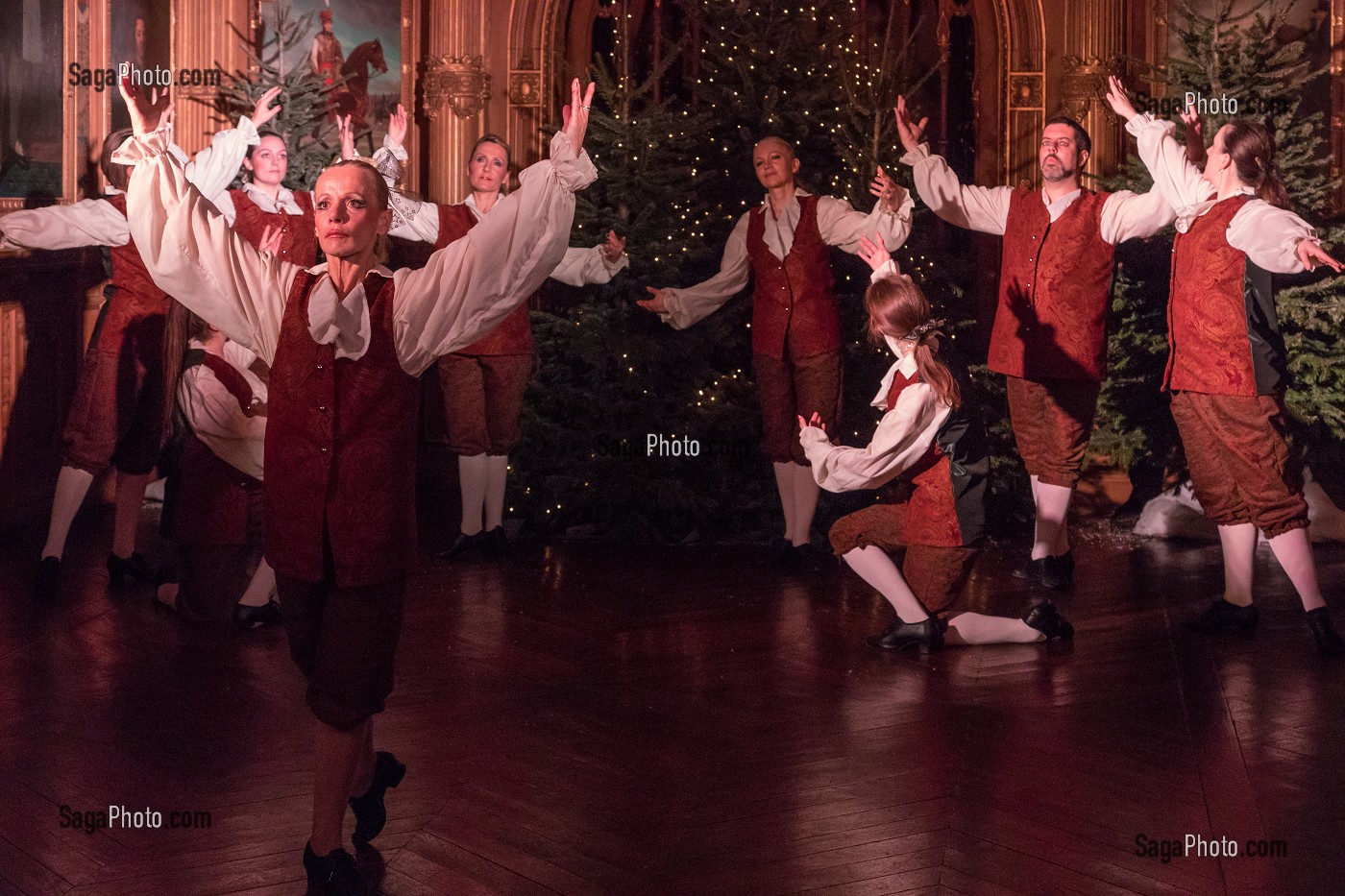 DANSEURS DANS LA GRANDE GALERIE DEVANT LES SAPINS DE NOEL, SPECTACLE DU FABULEUX NOEL DU CHATEAU DE MAINTENON, ANIMATION PAR 800 BENEVOLES, EURE-ET-LOIR (28), FRANCE 