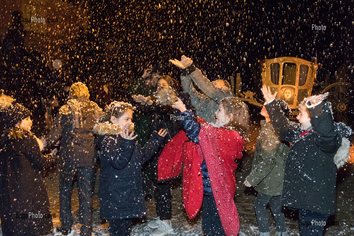 ENFANTS JOUANT AVEC LA NEIGE DANS LA COUR D'HONNEUR, SPECTACLE DU FABULEUX NOEL DU CHATEAU DE MAINTENON, ANIMATION PAR 800 BENEVOLES, EURE-ET-LOIR (28), FRANCE 