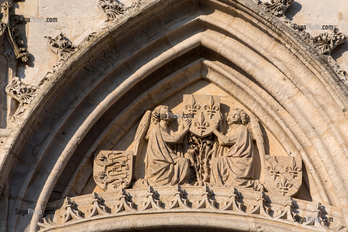 SCULPTURE DU TYMPAN AVEC DEUX ANGES SOUTENANT LES ARMES DE FRANCE, BEFFROI DE LA TOUR DE L'HORLOGE DU XV EME SIECLE, PLACE DU GENERAL DE GAULLE, EVREUX,(27), FRANCE 