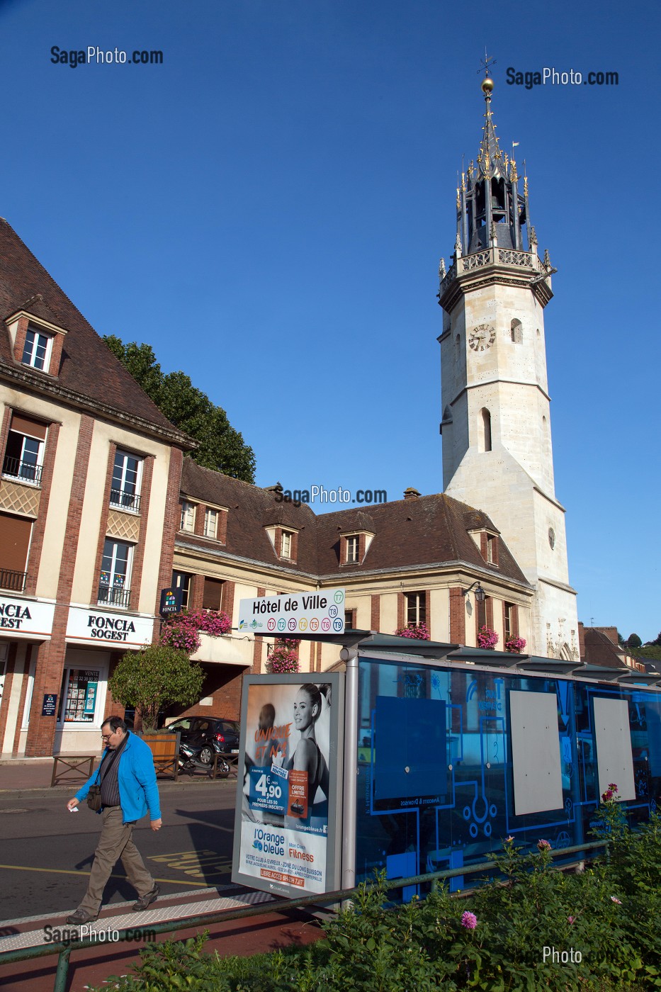 STATION DE BUS DE L'HOTEL DE VILLE DEVANT LE  BEFFROI DE LA TOUR DE L'HORLOGE DU XV EME SIECLE, PLACE DU GENERAL DE GAULLE, EVREUX,(27), FRANCE 