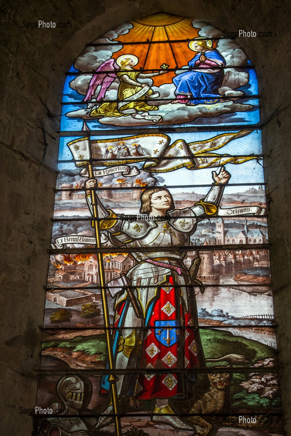 VITRAIL MONTRANT JEANNE D'ARC DEVANT L'INCENDIE DE L'ABBAYE, LA VILLE D'ORLEANS ET LE CHATEAU DE LA ROBERTIERE, ABBAYE DU BREUIL-BENOIT, MARCILLY-SUR-EURE (27), FRANCE 
