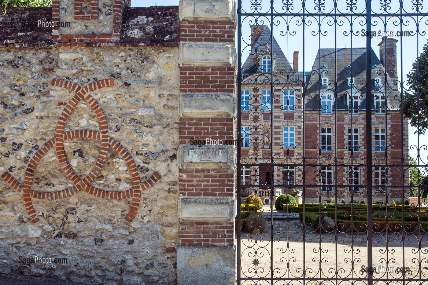 MUR EXTERIEUR AVEC LES TROIS CROISSANTS ENTRELACES, DEVISE DU ROI HENRI II ET FACADE DU GRAND CHATEAU DE MENILLES (27), FRANCE 
