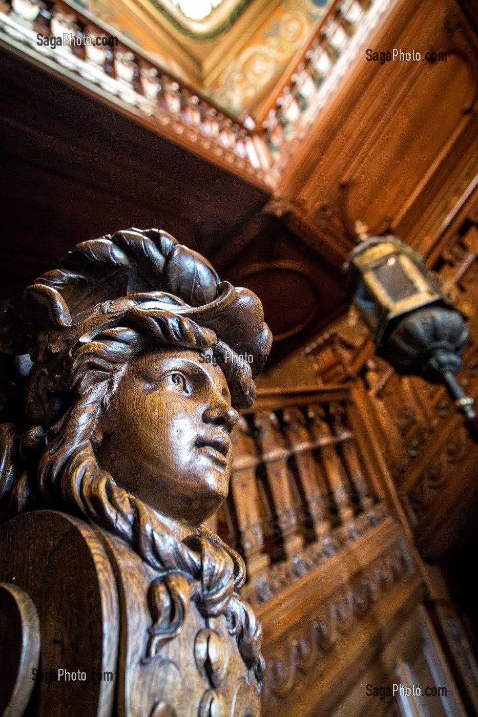 BUSTE EN BOIS SCULPTE, ESCALIER DU CHATEAU DE BIZY, VERNON (27), FRANCE 