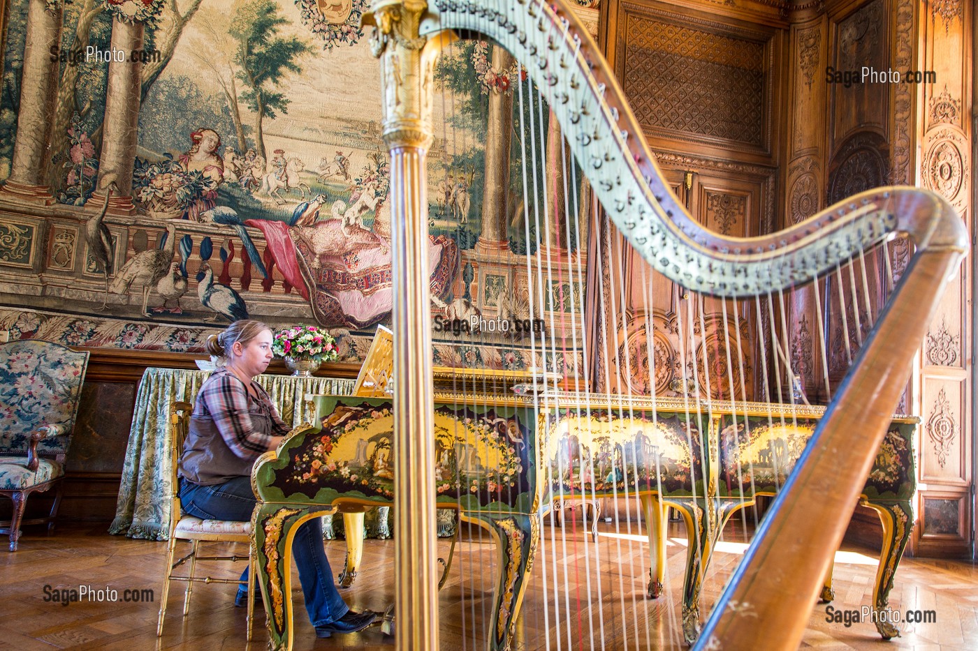 JEUNE FEMME QUI JOUE DE LA MUSIQUE SUR LE PIANO DANS LE GRAND SALON, CHATEAU DE BIZY, VERNON (27), FRANCE 