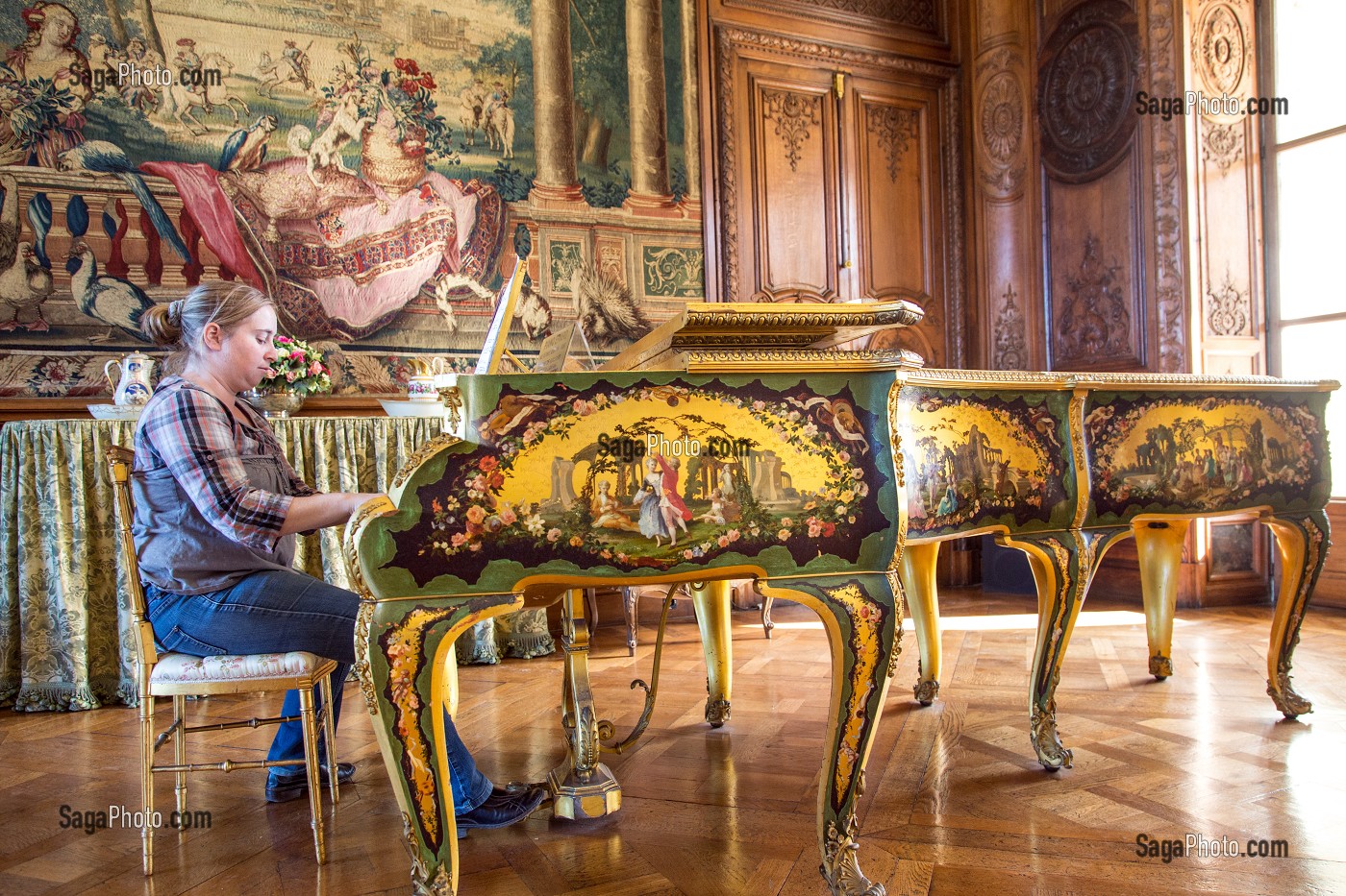 JEUNE FEMME QUI JOUE DE LA MUSIQUE SUR LE PIANO DANS LE GRAND SALON, CHATEAU DE BIZY, VERNON (27), FRANCE 