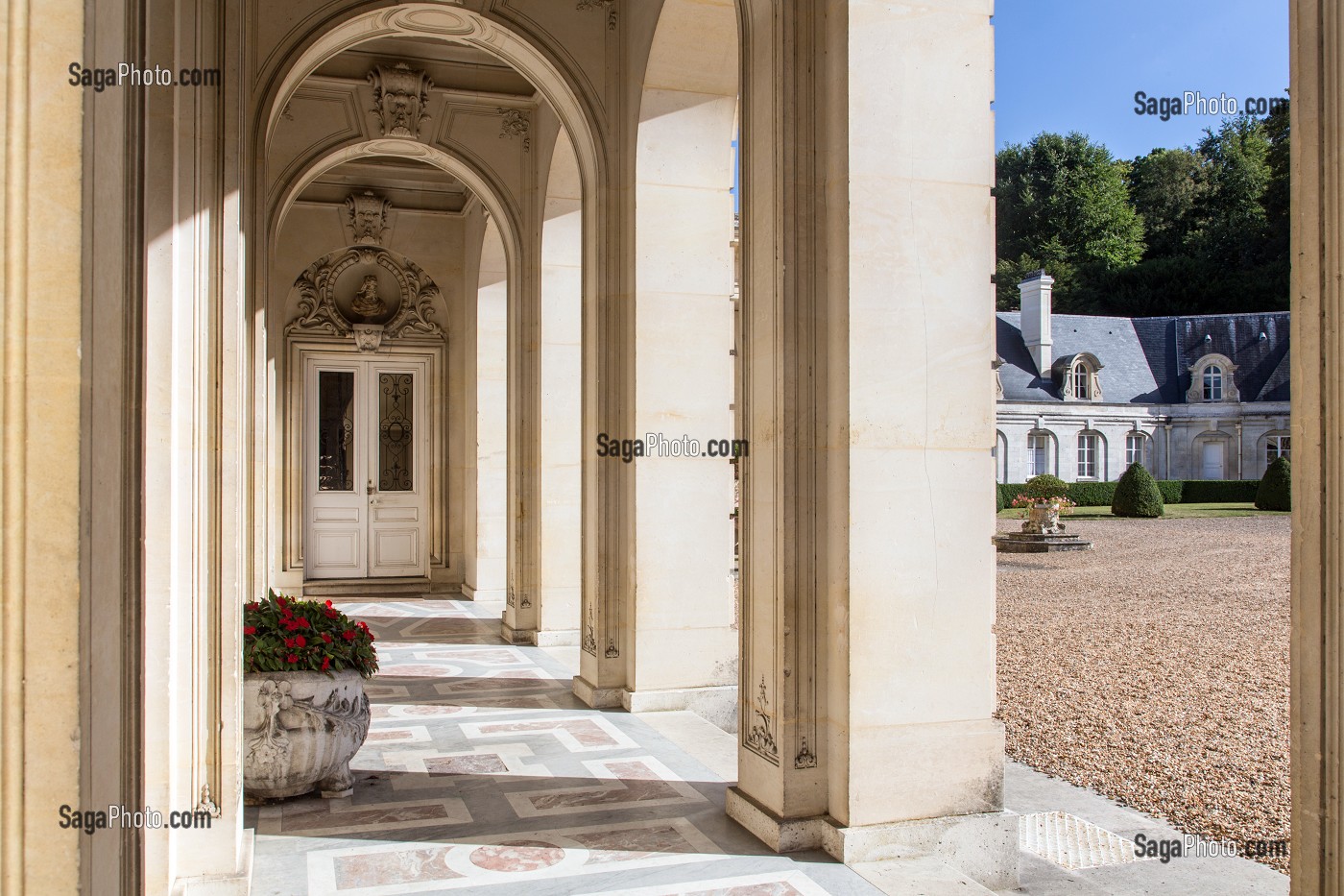 LES ARCADES DONNANT SUR LA COUR D'HONNEUR, CHATEAU DE BIZY, VERNON (27), FRANCE 