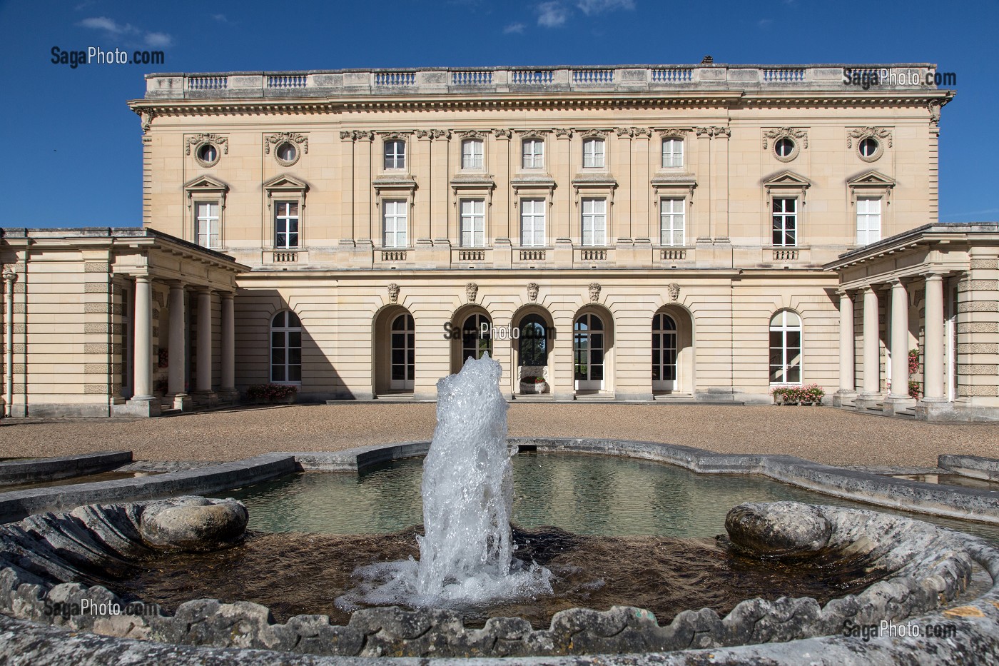 FONTAINE DU PEDILUVE EN FORME DE COQUILLE SAINT-JACQUES, COUR D'HONNEUR DU CHATEAU DE BIZY, VERNON (27), FRANCE 