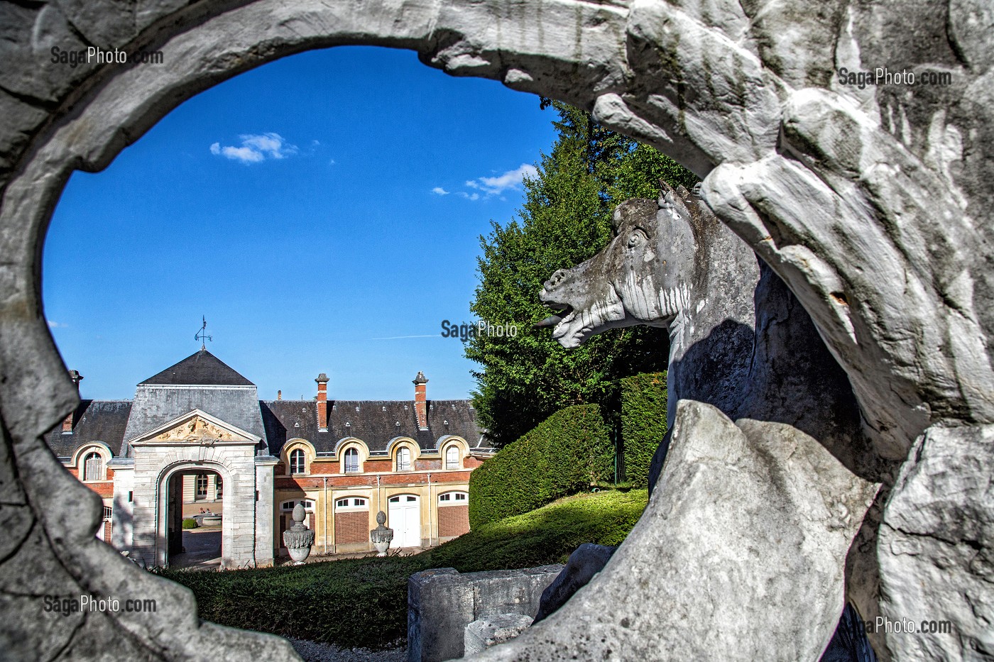 FONTAINE DES CHEVAUX MARINS DEVANT LES ECURIES DU CHATEAU DE BIZY, VERNON (27), FRANCE 