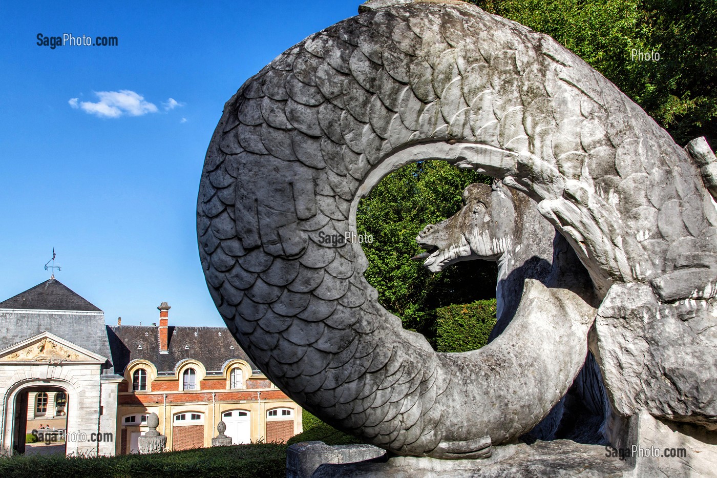 FONTAINE DES CHEVAUX MARINS DEVANT LES ECURIES DU CHATEAU DE BIZY, VERNON (27), FRANCE 