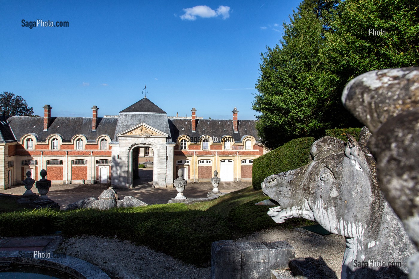 FONTAINE DES CHEVAUX MARINS DEVANT LES ECURIES DU CHATEAU DE BIZY, VERNON (27), FRANCE 