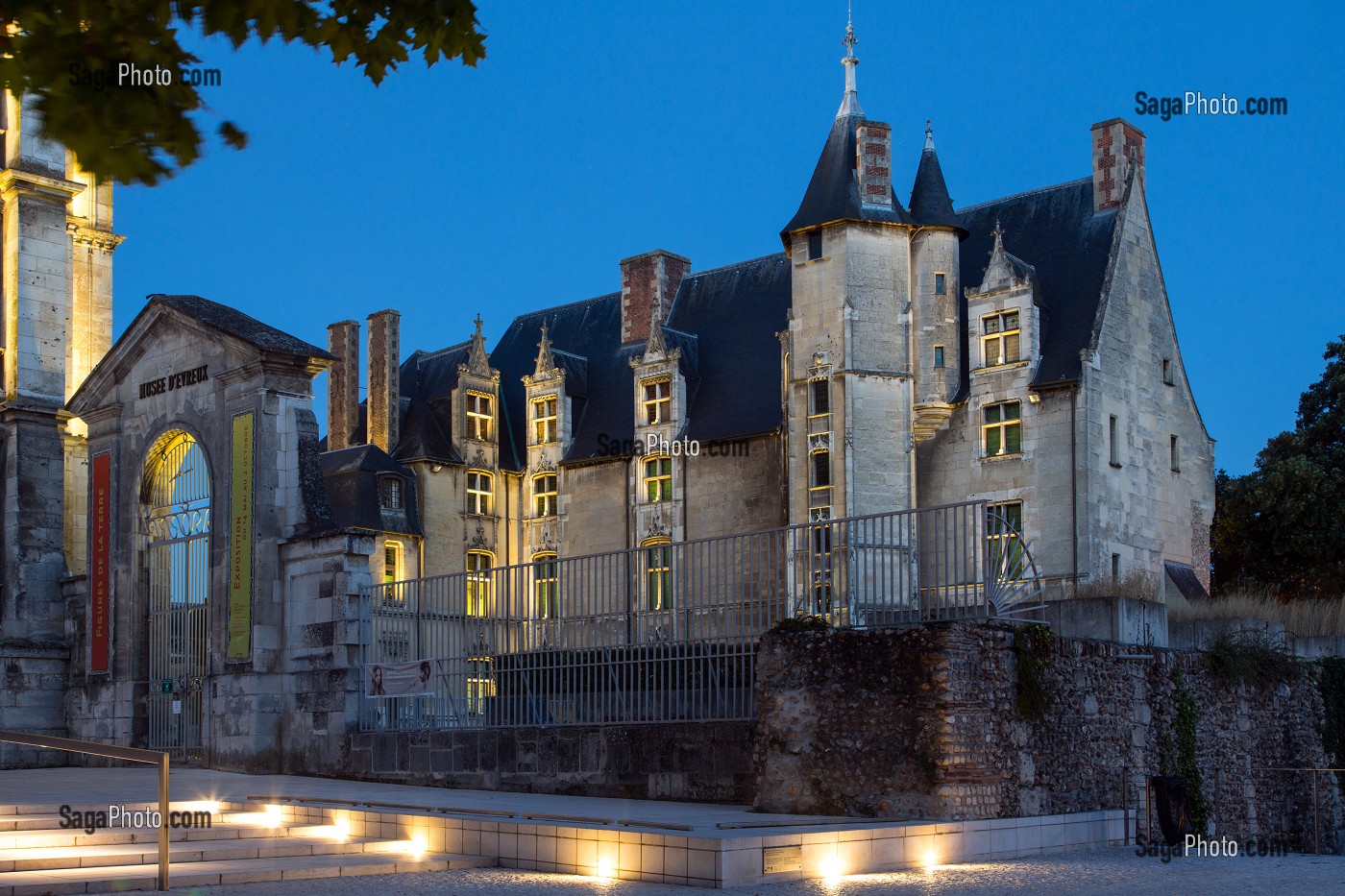 FACADE DE NUIT, MUSEE D'ART D'HISTOIRE ET D'ARCHEOLOGIE, ANCIEN EVECHE DE LA CATHEDRALE, EVREUX,(27), FRANCE 