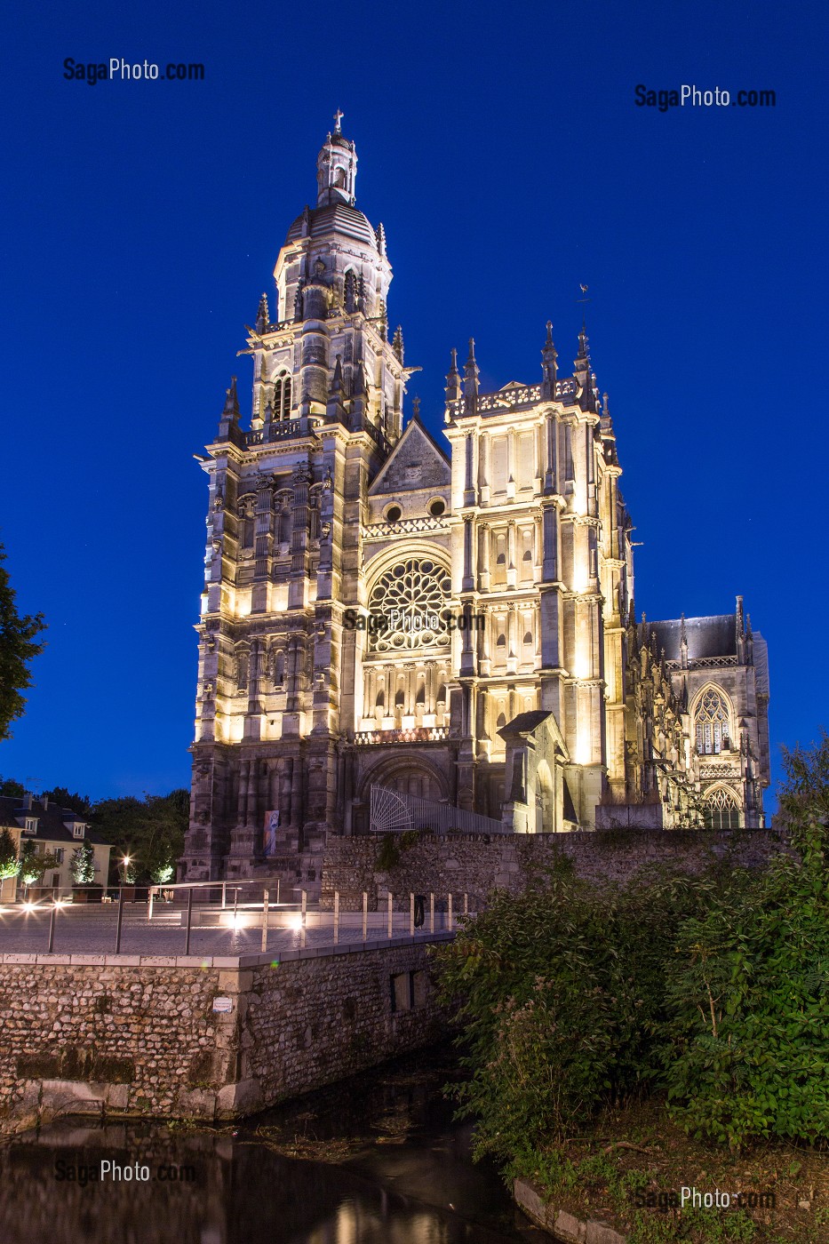 CATHEDRALE NOTRE-DAME VUE DU BORD DE L'ITON, EVREUX,(27), FRANCE 