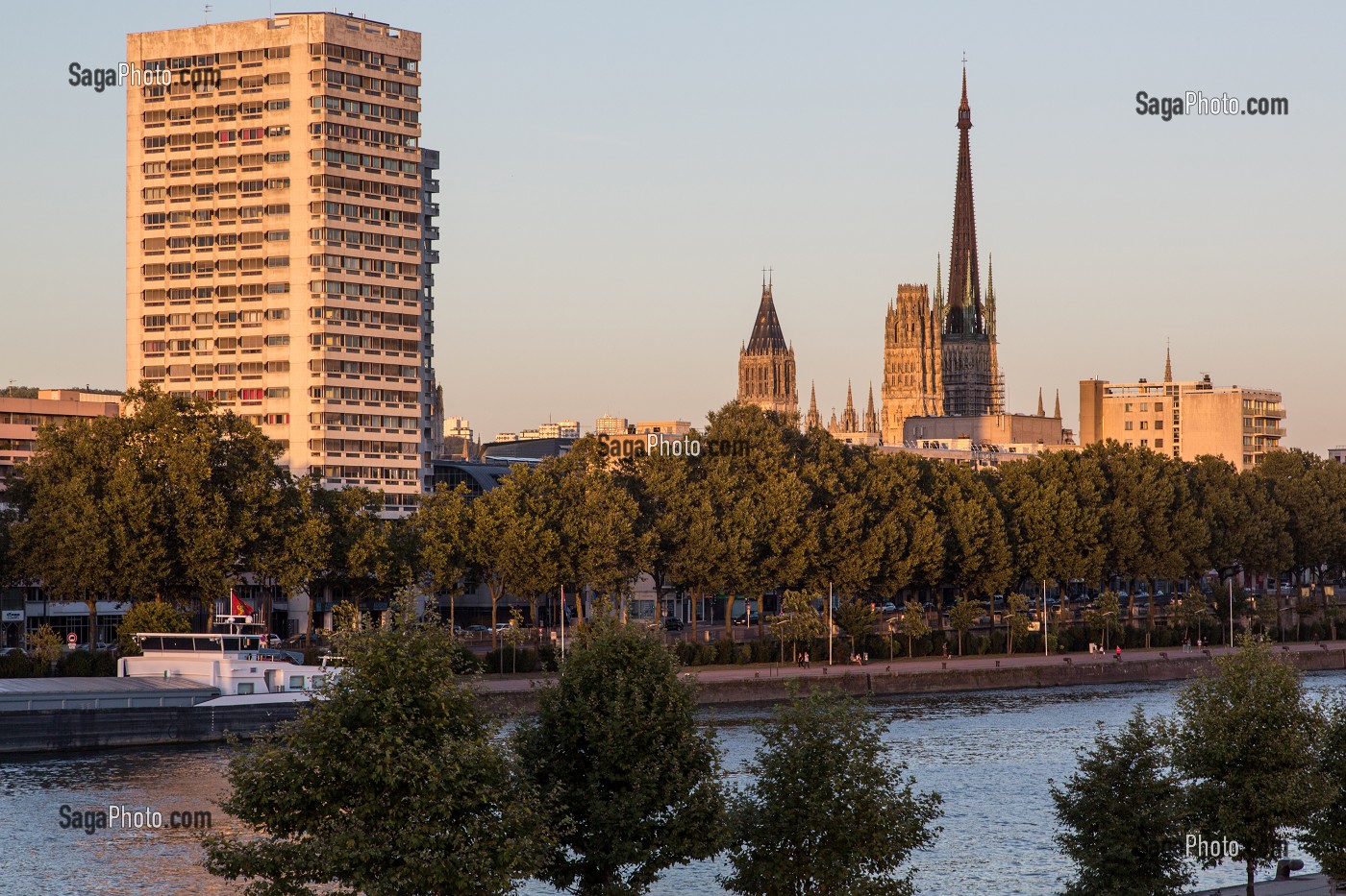 LES BORDS DE SEINE ET LA CATHEDRALE NOTRE-DAME, ROUEN (76), FRANCE 