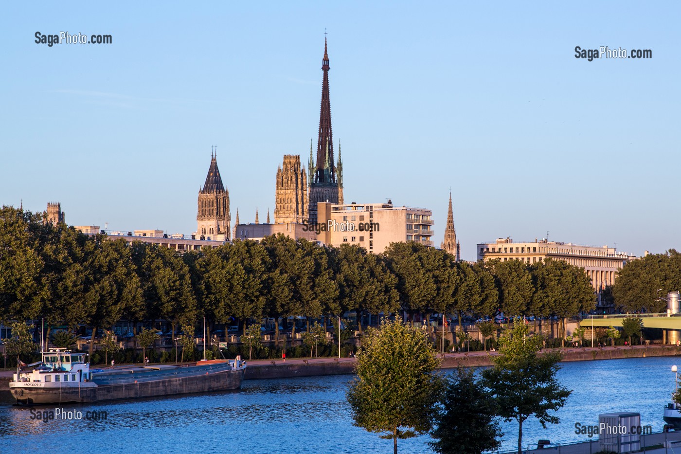 LES BORDS DE SEINE ET LA CATHEDRALE NOTRE-DAME, ROUEN (76), FRANCE 