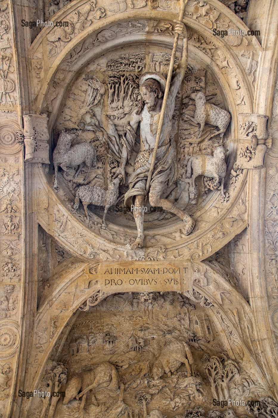 LE BON PASTEUR ACCOMPAGNE PAR SES MOUTONS, DETAIL DE L'INTRADOS SOUS LA VOUTE DE L'ARCHE RENAISSANCE DU GROS-HORLOGE, RUE DU GROS HORLOGE, ROUEN (76), FRANCE 