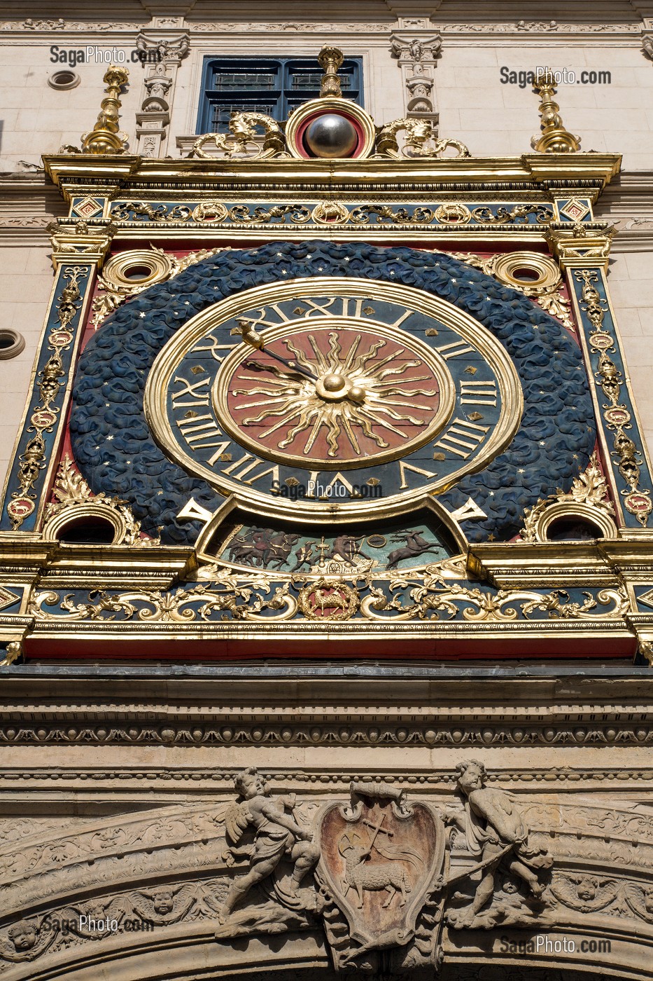 HORLOGE ASTRONOMIQUE SUR L'ARCHE RENAISSANCE, RUE DU GROS HORLOGE, ROUEN (76), FRANCE 