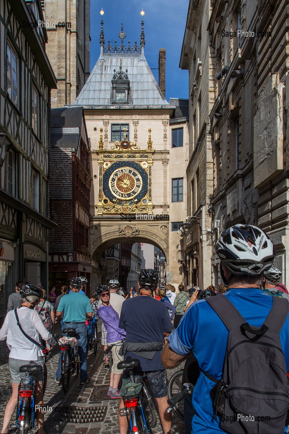 CYCLISTES EN BALADE DEVANT L'HORLOGE ASTRONOMIQUE, RUE DU GROS HORLOGE, ROUEN (76), FRANCE 