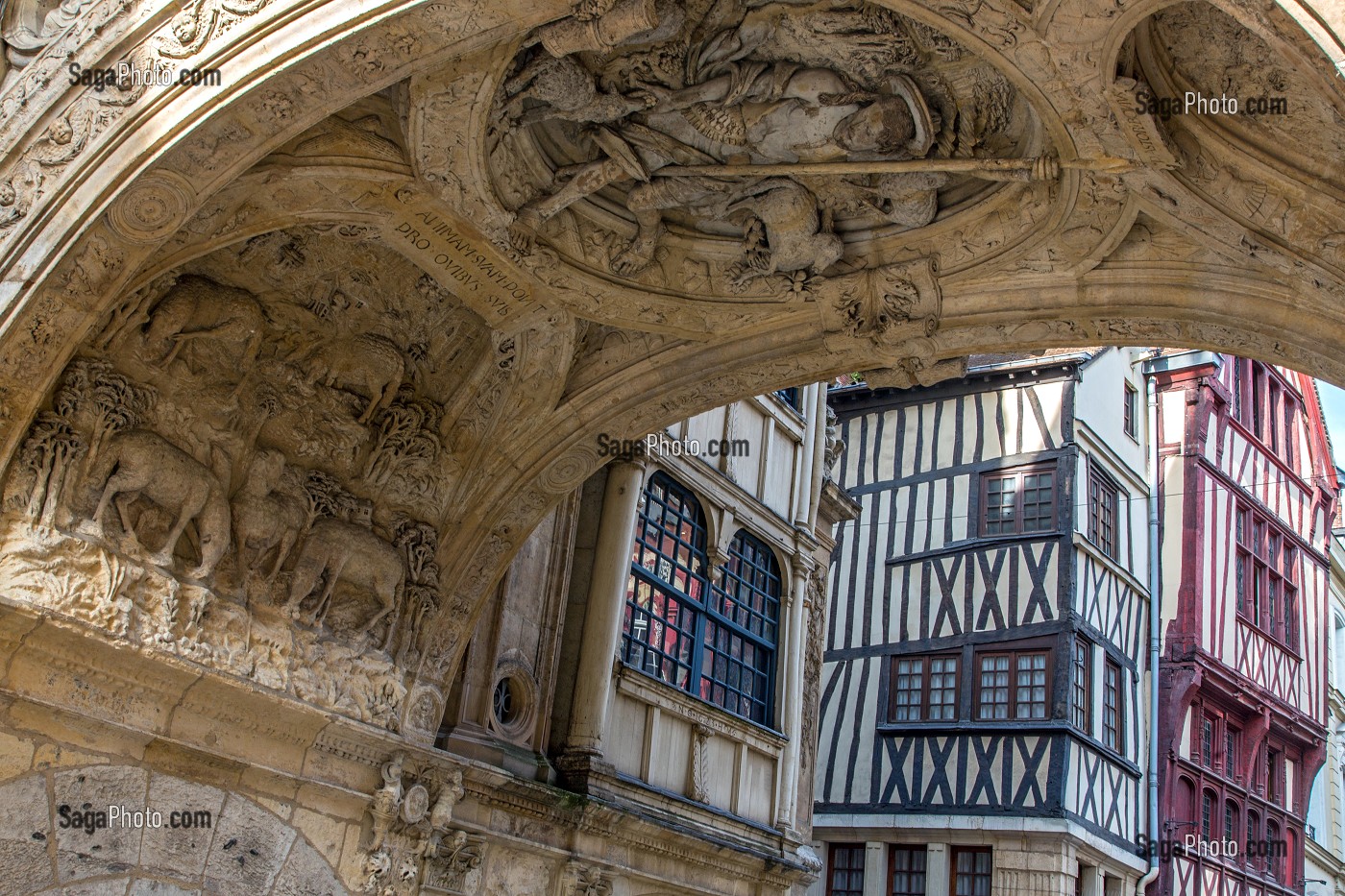 LE BON PASTEUR ACCOMPAGNE PAR SES MOUTONS, DETAIL DE L'INTRADOS SOUS LA VOUTE DE L'ARCHE RENAISSANCE DU GROS-HORLOGE AVEC LES MAISONS EN COLOMBAGES, RUE DU GROS HORLOGE, ROUEN (76), FRANCE 