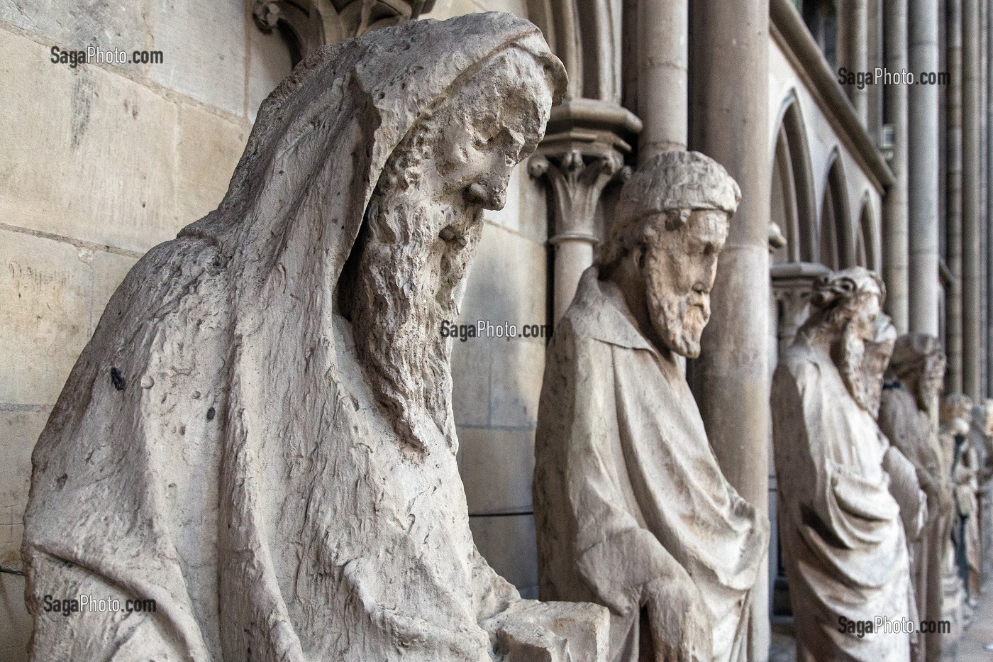 STATUES DANS LE DEAMBULATOIRE, CATHEDRALE NOTRE-DAME, ROUEN (76), FRANCE 