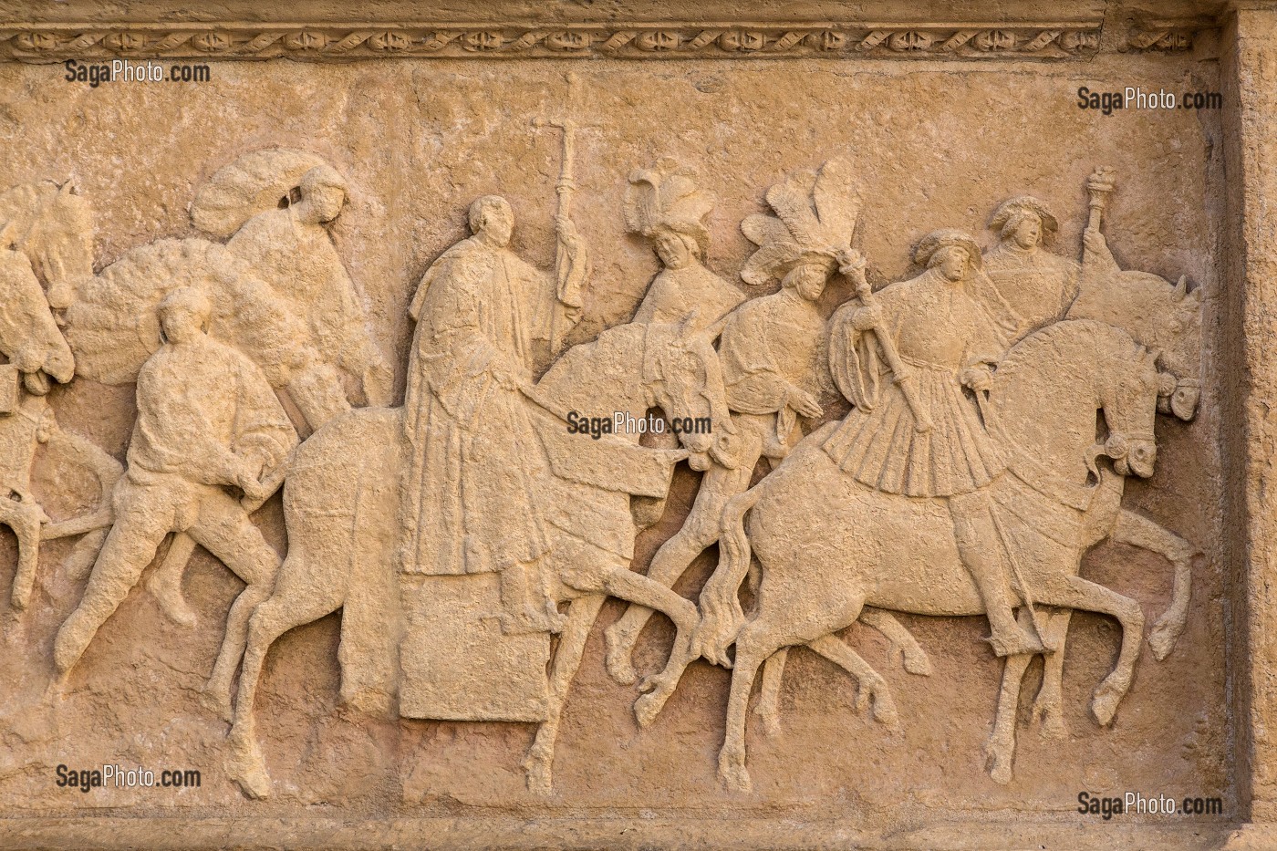 L'ENTREVUE DU CAMP DU DRAP D'OR ENTRE LE ROI FRANCOIS 1ER ET HENRI VIII D'ANGLETERRE EN JUIN 1520, GALERIE D'AUMALE ORNEE DE BAS-RELIEF SCULPTES DANS LA PIERRE CALCAIRE, HOTEL DE BOURGTHEROULDE, ROUEN, FRANCE 