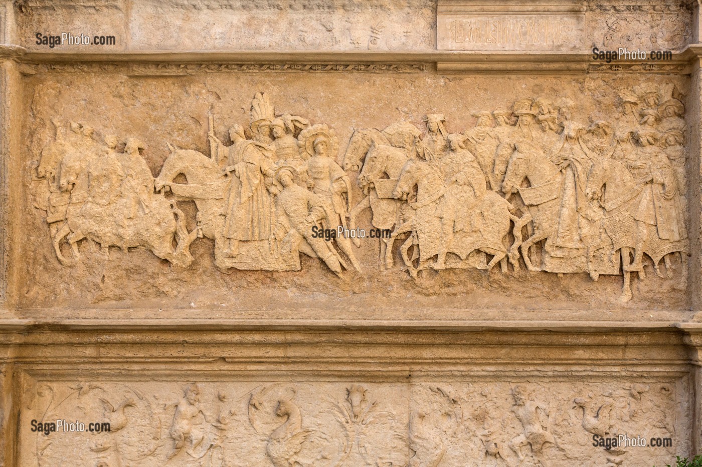 SUITE DE FRANCOIS 1ER, ROI DE FRANCE, DETAIL DE LA GALERIE D'AUMALE ORNEE DE BAS-RELIEF SCULPTES DANS LA PIERRE CALCAIRE, HOTEL DE BOURGTHEROULDE, PLACE DE LA PUCELLE, ROUEN (76), FRANCE 