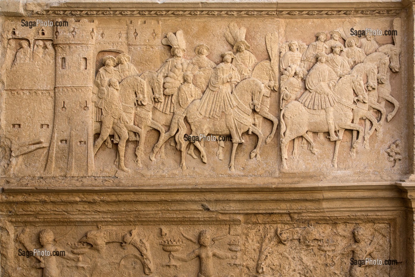 VILLE DE GUINES AVEC LE CORTEGE HENRI VIII, ROI D'ANGLETERRE, DETAIL DE LA GALERIE D'AUMALE ORNEE DE BAS-RELIEF SCULPTES DANS LA PIERRE CALCAIRE, HOTEL DE BOURGTHEROULDE, PLACE DE LA PUCELLE, ROUEN (76), FRANCE 