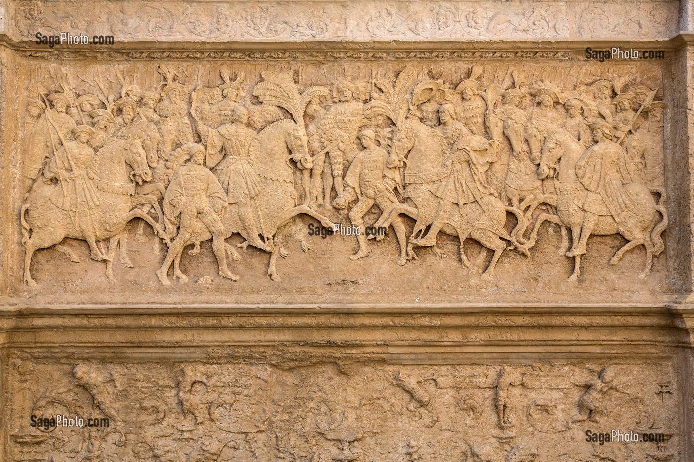 L'ENTREVUE DU CAMP DU DRAP D'OR ENTRE LE ROI FRANCOIS 1ER ET HENRI VIII D'ANGLETERRE EN JUIN 1520, GALERIE D'AUMALE ORNEE DE BAS-RELIEF SCULPTES DANS LA PIERRE CALCAIRE, HOTEL DE BOURGTHEROULDE, ROUEN, FRANCE 