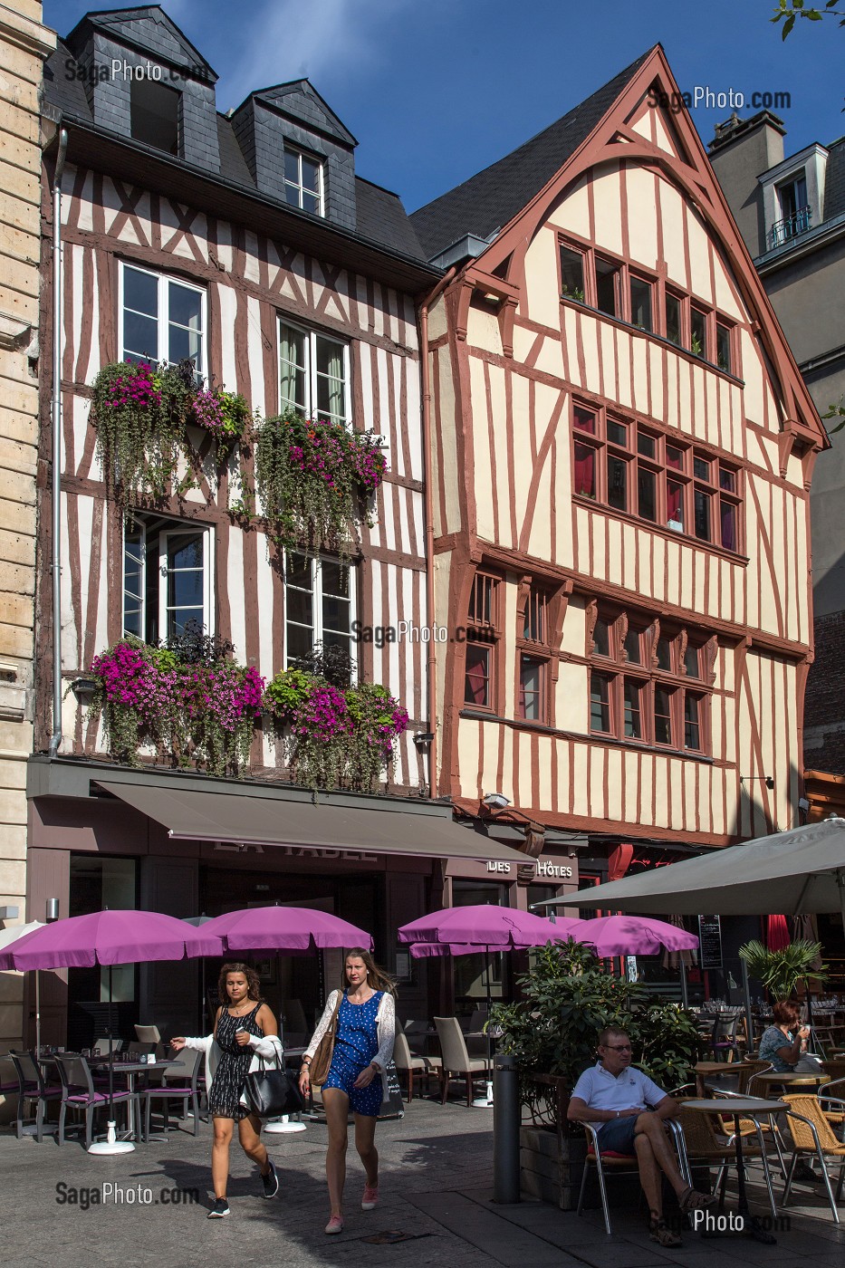 MAISONS A COLOMBAGES ET TERRASSE DE RESTAURANT, PLACE DE LA PUCELLE, ROUEN (76), FRANCE 