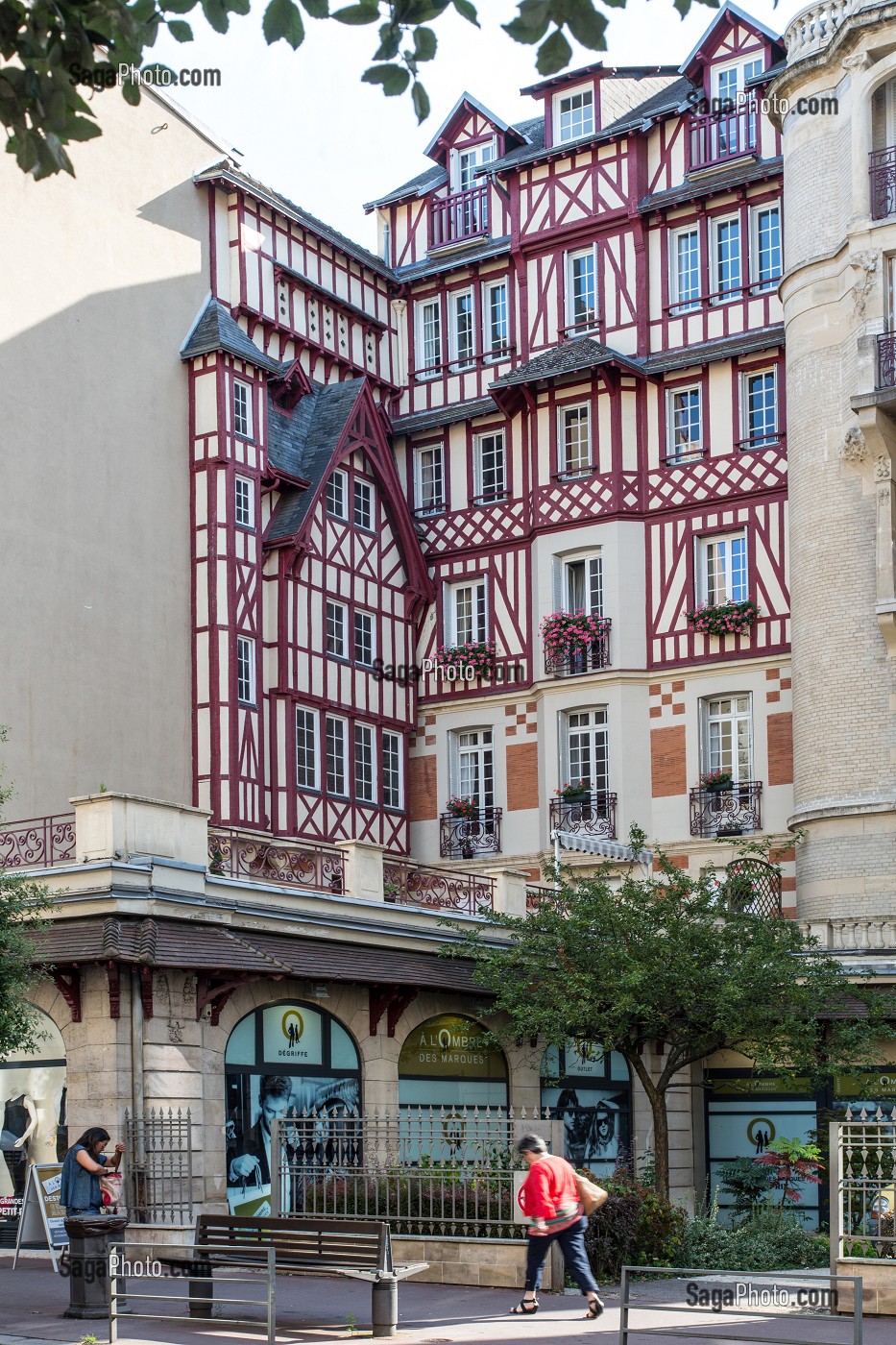 IMMEUBLE A COLOMBAGES, TYPIQUE DE LA VILLE, RUE JEANNE D'ARC, ROUEN (76), FRANCE 