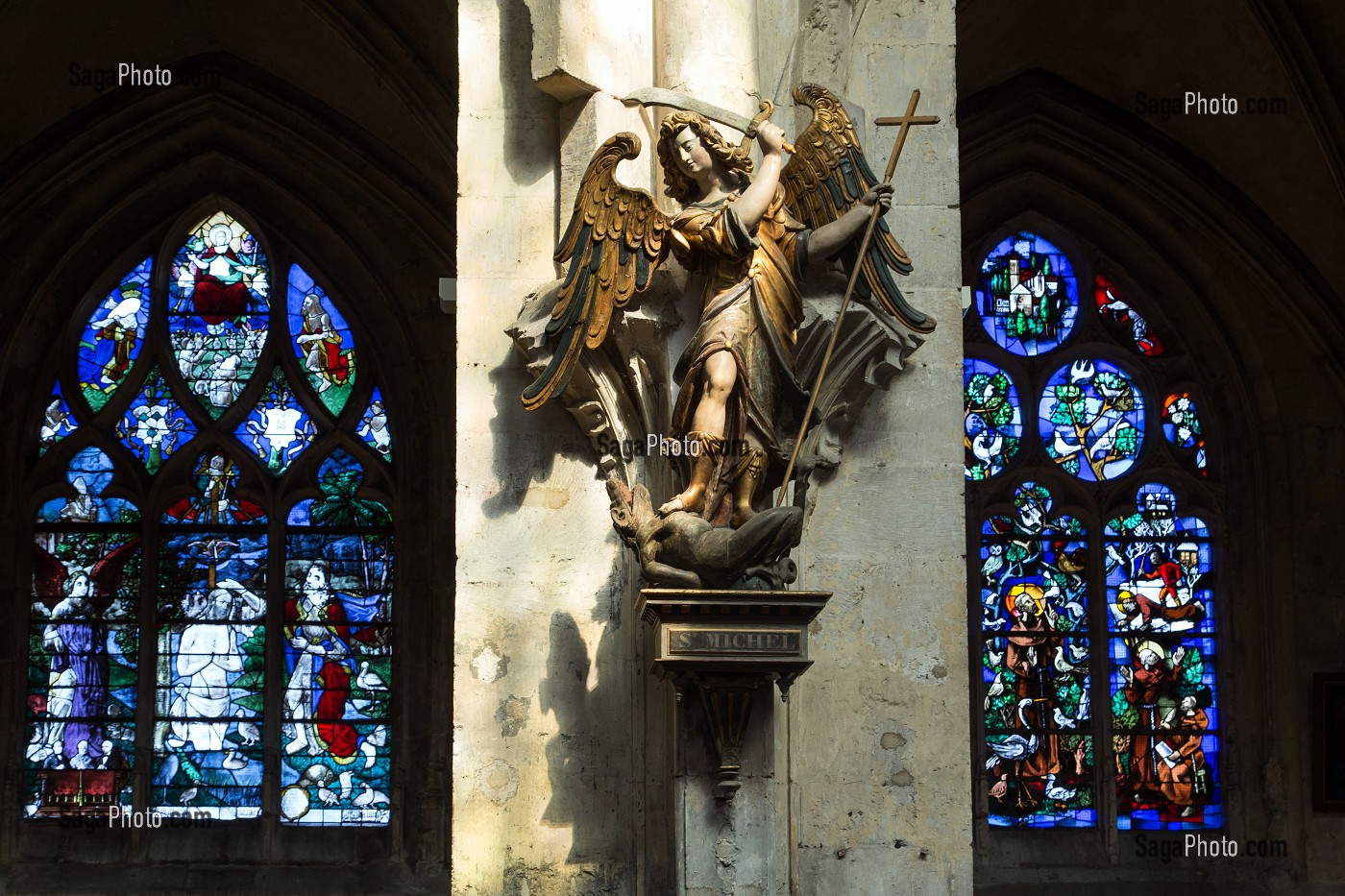 STATUE EN BOIS DE L'ANGE SAINT-MICHEL TERRASSANT LE DRAGON, INTERIEUR DE L'EGLISE NOTRE-DAME-DES ARTS, PONT-DE-L'ARCHE (27), FRANCE 