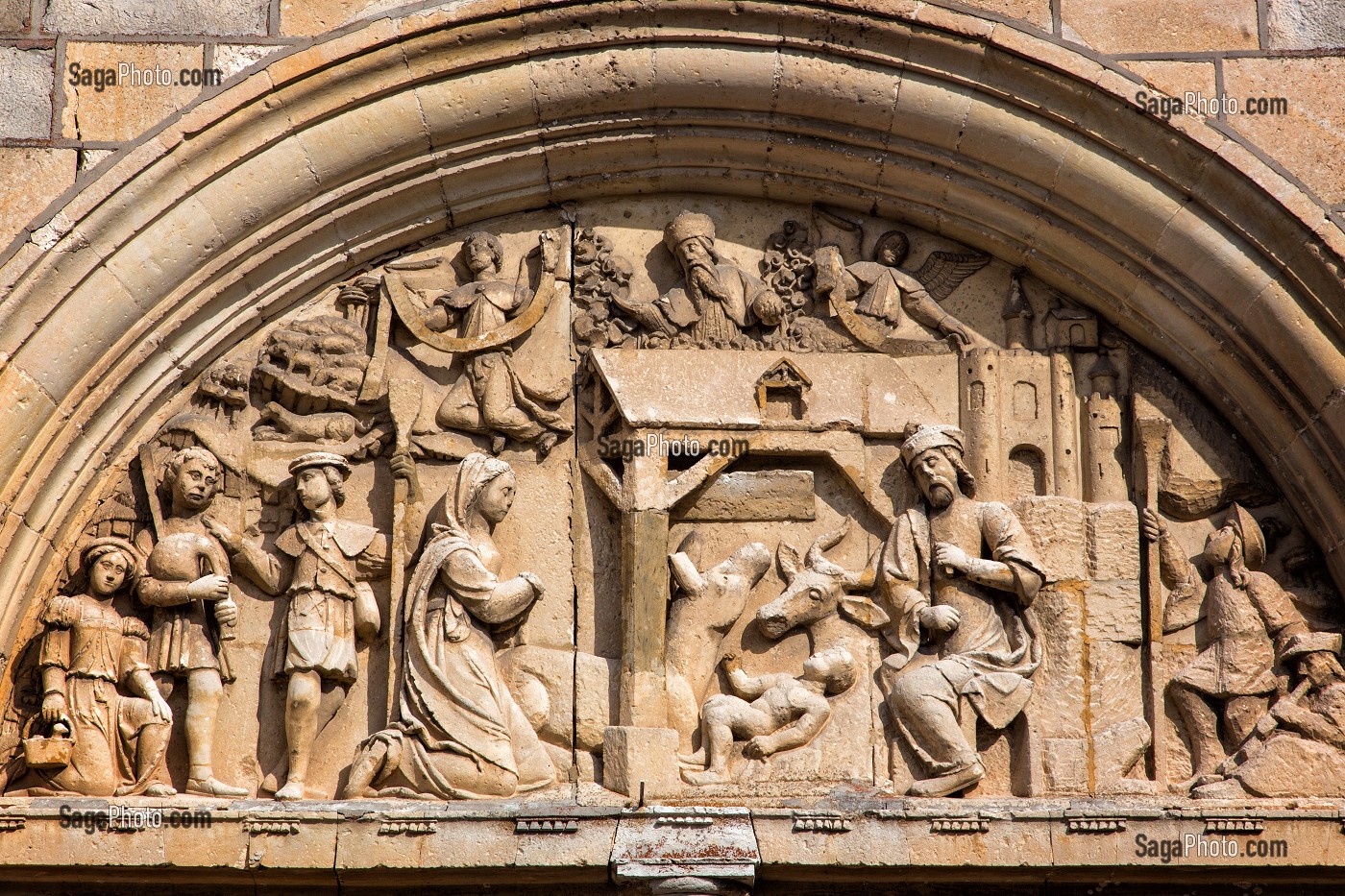 FRONTON DECORE DU PORTAIL D'ENTREE DE L'EGLISE, VILLEMEUX-SUR-EURE (28, FRANCE 