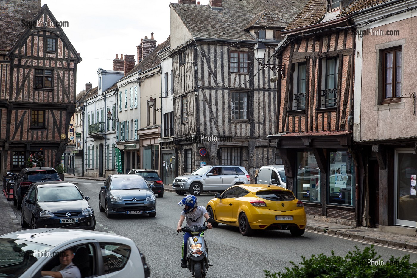 CIRCULATION EN CENTRE VILLE DEVANT LES MAISONS EN COLOMBAGES, NOGENT-LE-ROI (28), FRANCE 