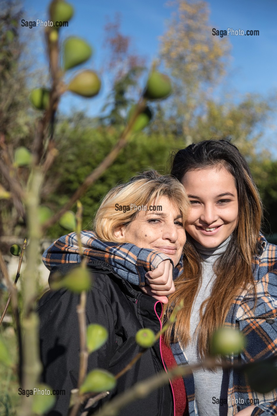 JEUNE FEMME AVEC SA MAMAN DEVANT LE FIGUIER, EURE-ET-LOIR, FRANCE 