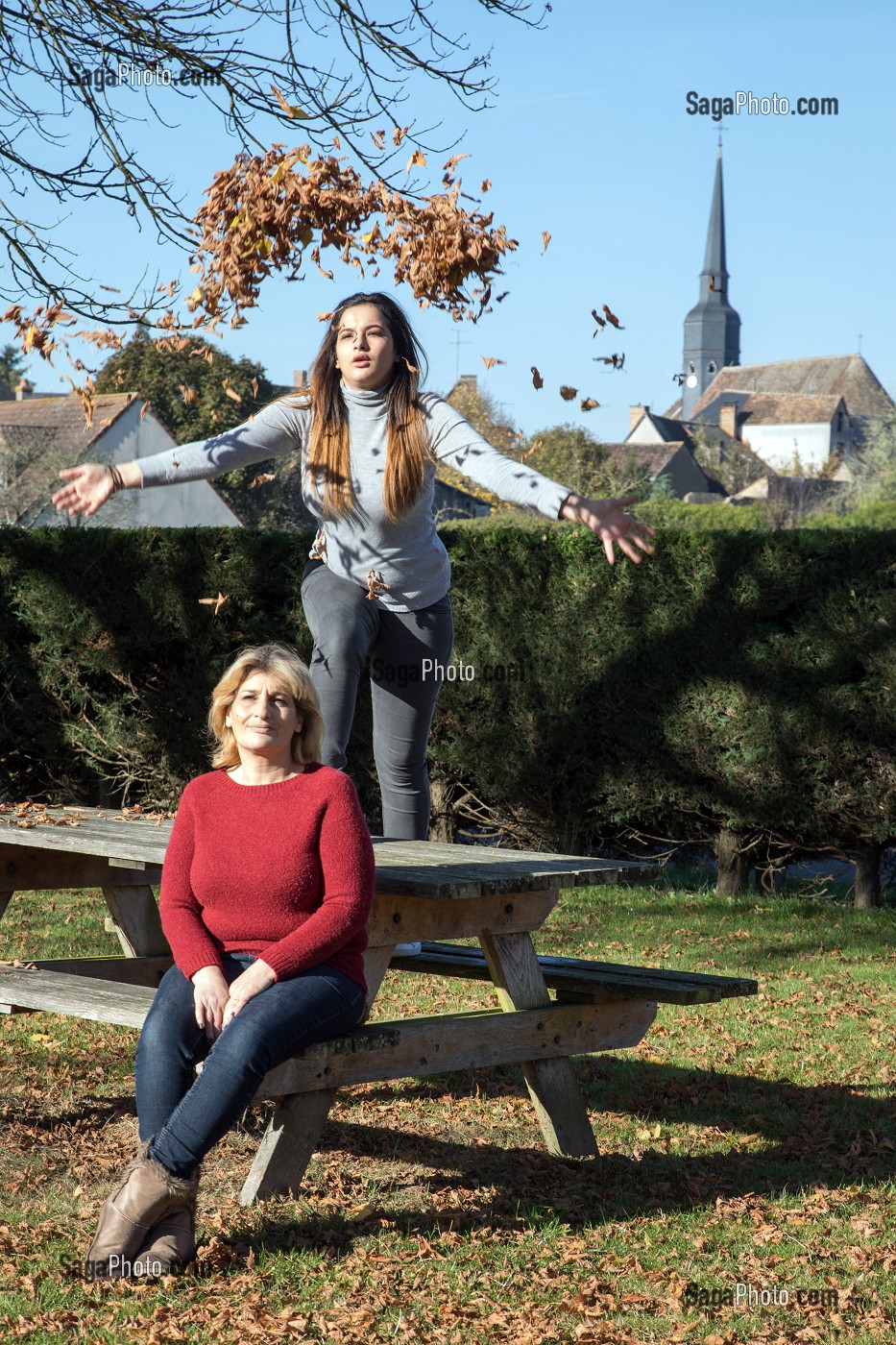 JEUNE FEMME, LANCEMENT DE FEUILLES MORTES SUR LA TETE DE SA MAMAN, EURE-ET-LOIR, FRANCE 