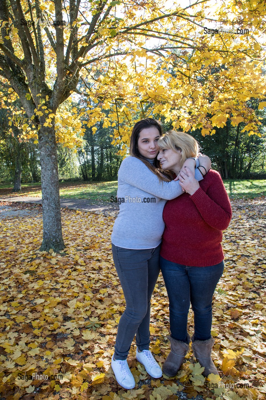 JEUNE FEMME AVEC SA MAMAN, EURE-ET-LOIR, FRANCE 