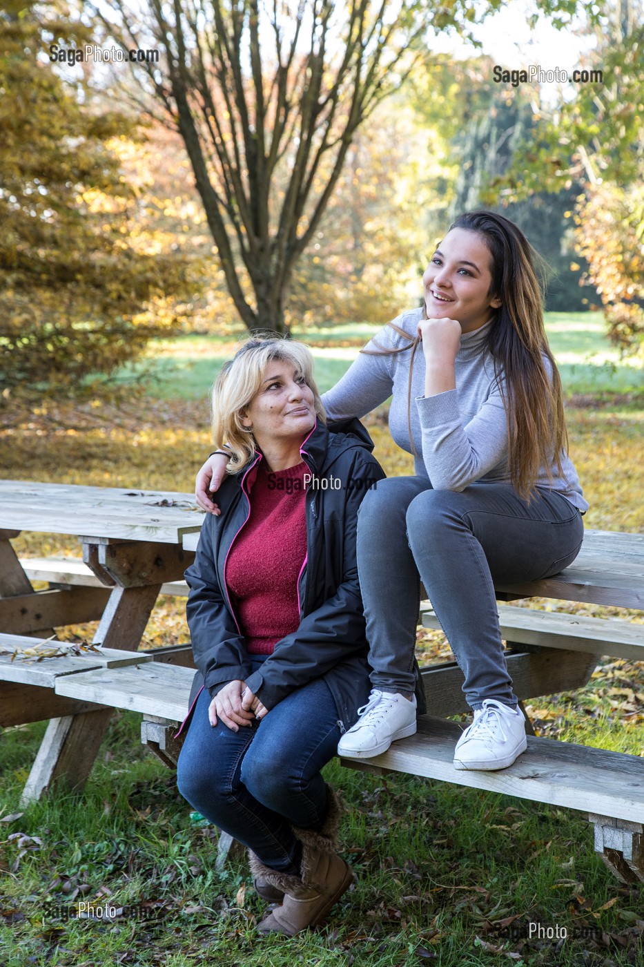 JEUNE FEMME AVEC SA MAMAN, EURE-ET-LOIR, FRANCE 