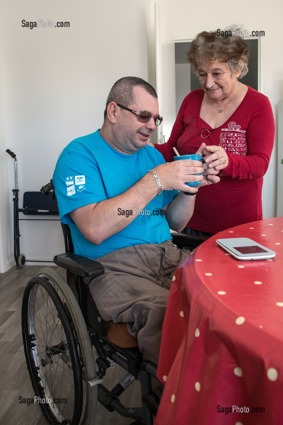 HOMME HANDICAPE PHYSIQUE DANS SON FAUTEUIL ROULANT, CHARTRES (28), FRANCE 