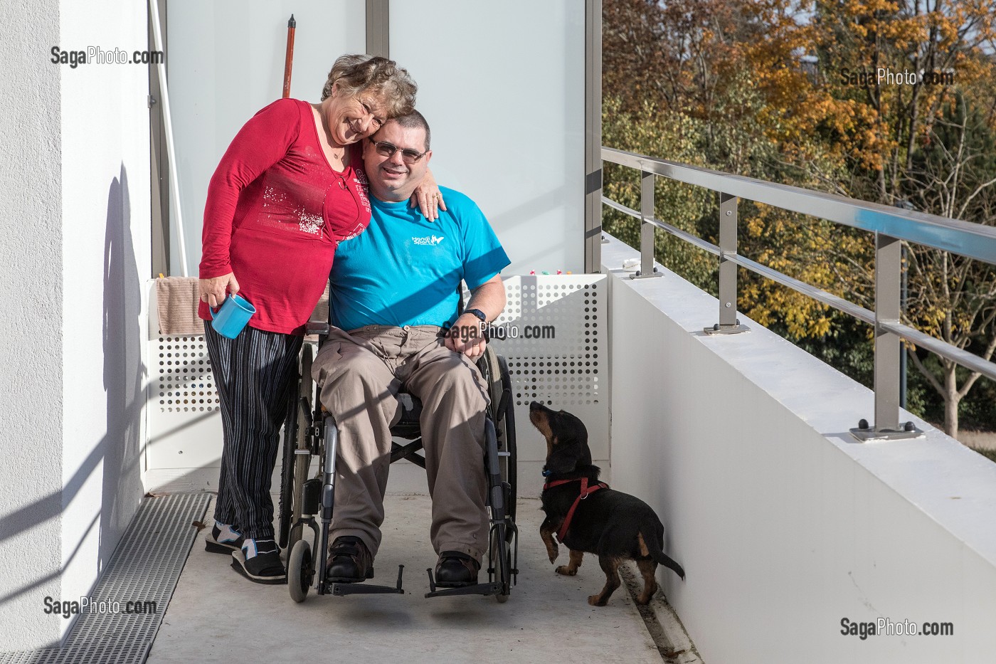 HOMME HANDICAPE PHYSIQUE DANS SON FAUTEUIL ROULANT AVEC SA FEMME SUR LE BALCON, CHARTRES (28), FRANCE 