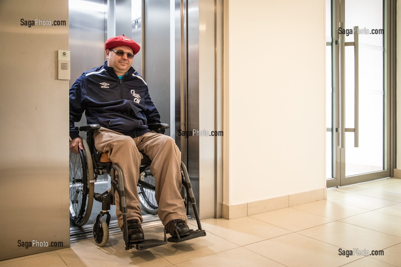 HOMME HANDICAPE PHYSIQUE DANS SON FAUTEUIL ROULANT, CHARTRES (28), FRANCE 