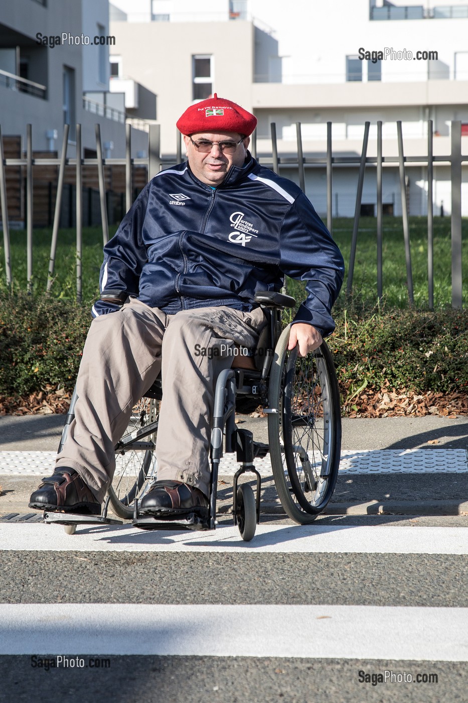 HOMME HANDICAPE PHYSIQUE DANS SON FAUTEUIL ROULANT, CHARTRES (28), FRANCE 