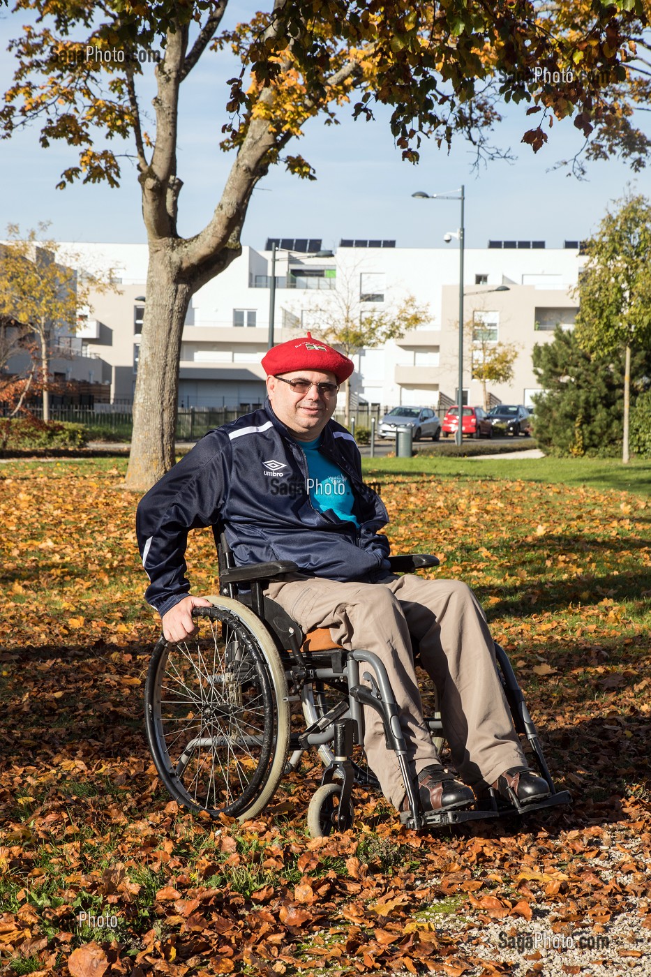 HOMME HANDICAPE PHYSIQUE DANS SON FAUTEUIL ROULANT, BALADE DANS LE PARC EN AUTOMNE AVEC SA FEMME CHARTRES (28), FRANCE 