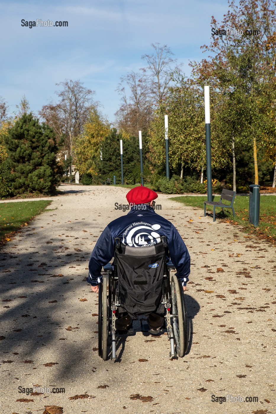 HOMME HANDICAPE PHYSIQUE DANS SON FAUTEUIL ROULANT EN BALADE DANS LE PARC AVEC SON CHIEN, CHARTRES (28), FRANCE 